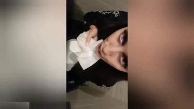 Армянка делает минет в туалете и глотает сладкую сперму