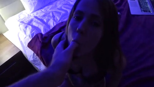 Блогер балует молодую фанатку анальным сексом на камеру