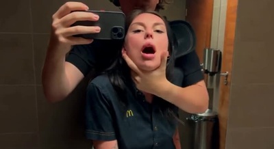 Случайный секс в туалете Макдональдса с красивой работницей