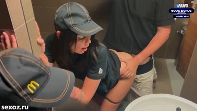 Реальный секс в туалете с сотрудницей ресторана Быстро и Точка