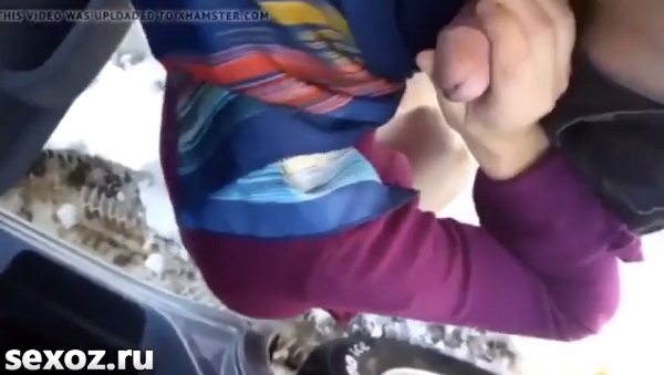 На дороге узбечка отрабатывает поездку в город