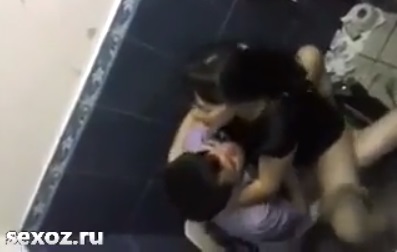 Узбеки трахаются в туалете