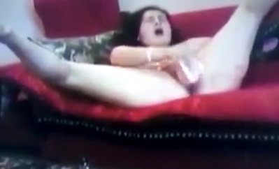 Зрелая узбечка суёт в дырку огромный фаллос